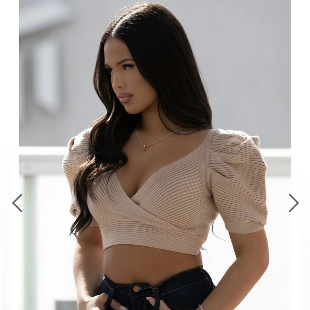 Cropped puff sleeve sweater top